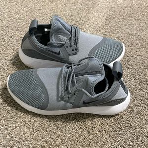 Nike Women’s Lunarcharge Essential shoes size 10
